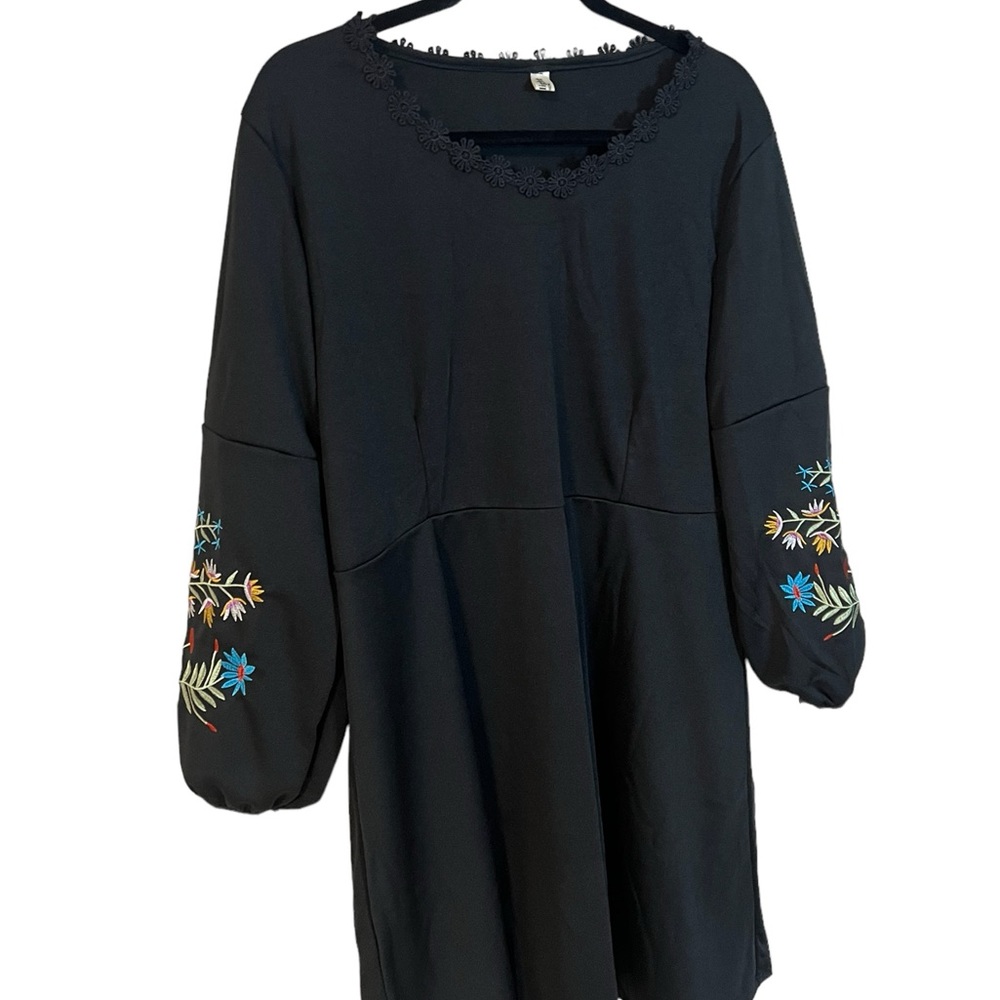 An embroidered black dress in size - Picture 2 of 6